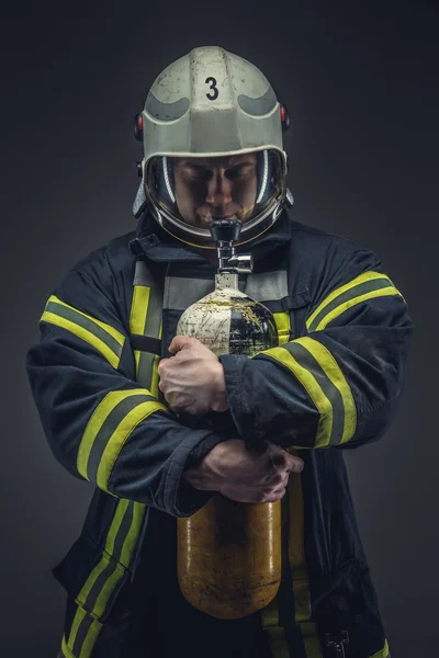 Hasič záchranné drží kyslíkovou bombu — Stock fotografie