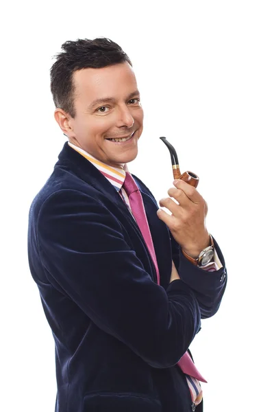 Человек с розовым галстуком курение трубки . — стоковое фото