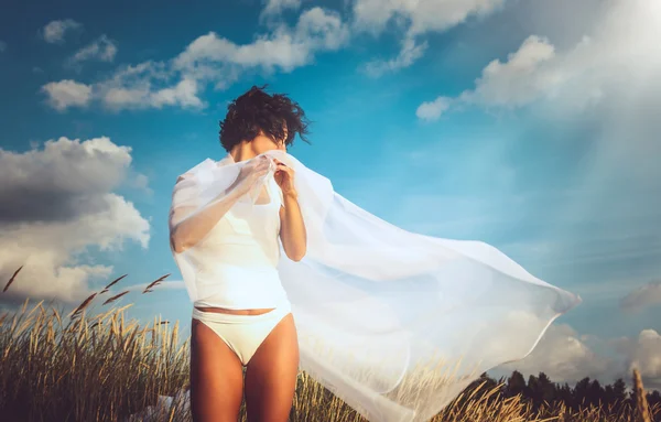 Mulher de meia idade em biquíni branco . — Fotografia de Stock