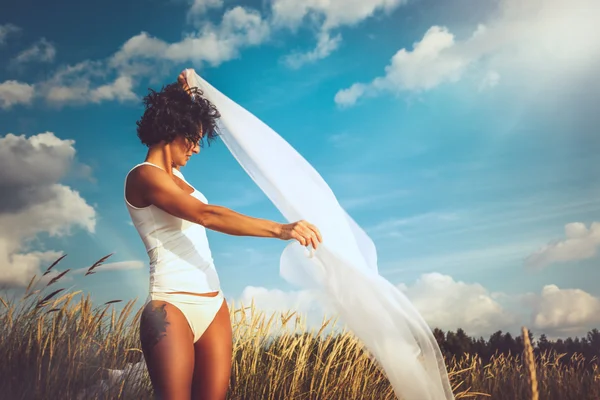 Mujer de mediana edad en bikini blanco . — Foto de Stock
