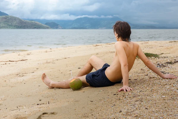 Hombre joven relajante — Foto de Stock