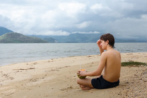 Mladý muž relaxační — Stock fotografie