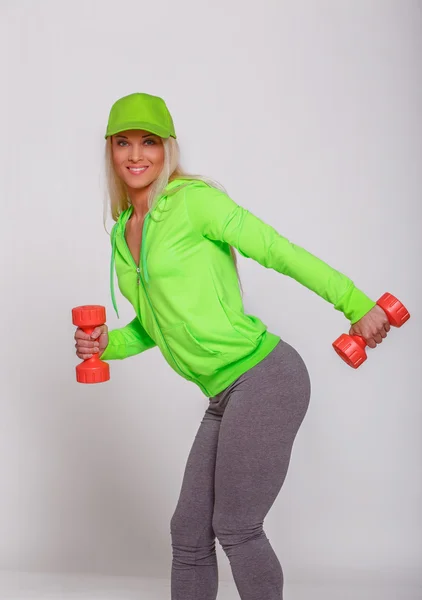 Mulher loira sorridente em boné verde . — Fotografia de Stock