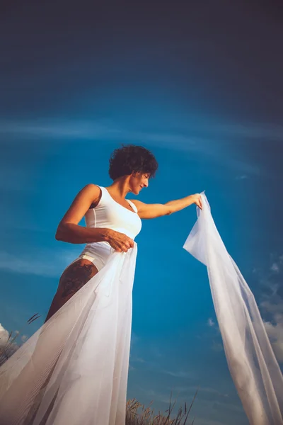 Mulher de meia idade em maiô branco . — Fotografia de Stock