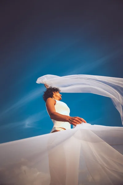 Donna di mezza età in costume da bagno bianco . — Foto Stock