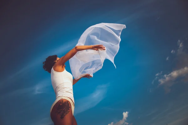 Mulher de meia idade em maiô branco . — Fotografia de Stock