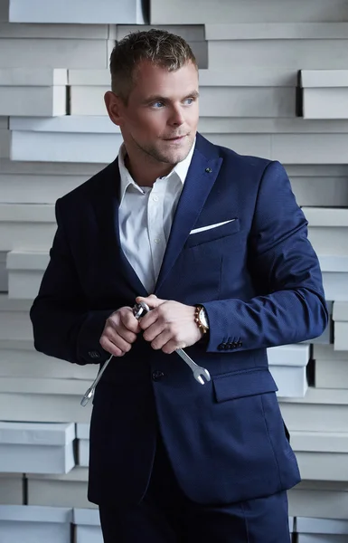 Mann im blauen Anzug — Stockfoto