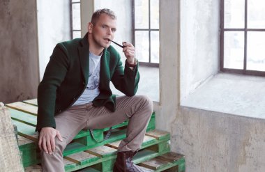 adam boru sigara içiyor..