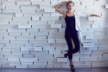 Siyah giysili ince kadın