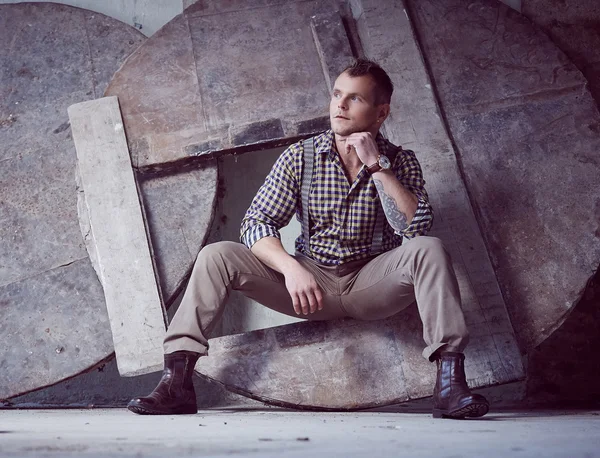 Atractivo hombre brutal con camisa a cuadros . —  Fotos de Stock