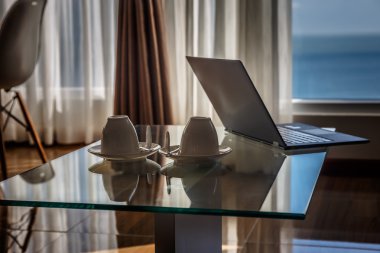 Cam masa üstünde ince laptop.