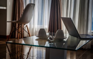 Cam masa üstünde ince laptop.