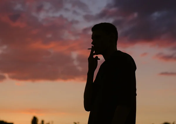 Silhouette eines rauchenden Mannes. — Stockfoto