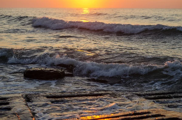 Ondas do mar ao pôr-do-sol . — Fotografia de Stock