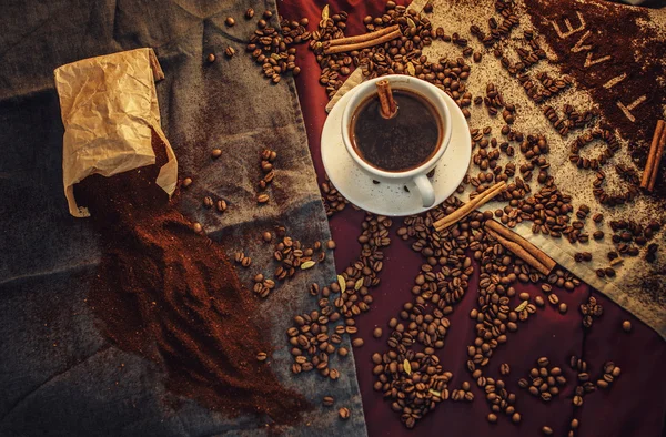 Aroma torrado Grãos de café . — Fotografia de Stock