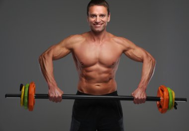 Yakışıklı gömleksiz vücut geliştirmeci