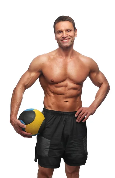 Bodybuilder posiert mit Valleyball. — Stockfoto