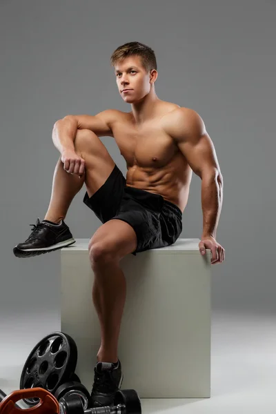 Shirtless muscular masculino — Fotografia de Stock