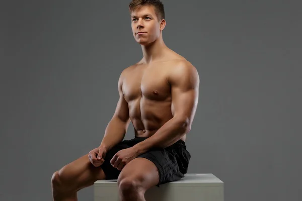 Shirtless muscular masculino — Fotografia de Stock