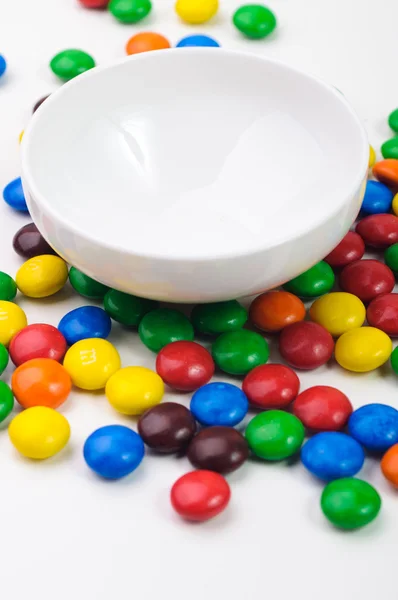 Bunte Bonbons auf weißem Hintergrund. — Stockfoto