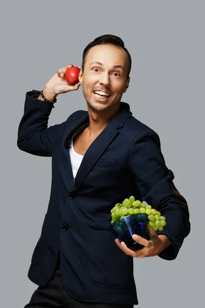 Mann hält zwei rote Äpfel in der Hand. — Stockfoto