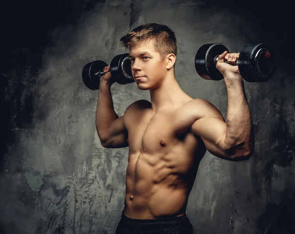 Shirtless jonge bodybuilder. — Stockfoto