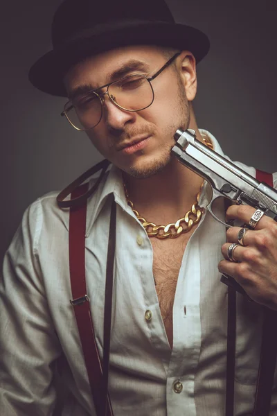 남자 권총 보유. — 스톡 사진