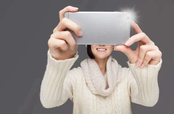 Kvinnliga gör selfie. — Stockfoto