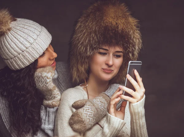 Dos chicas en ropa de invierno — Foto de Stock