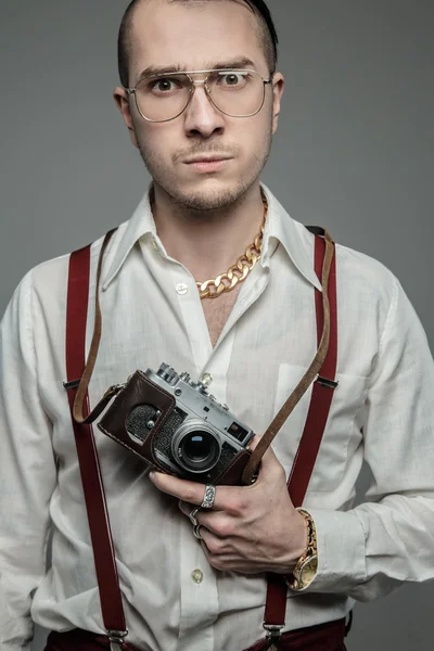 Guy en lunettes de soleil et chemise blanche . — Photo