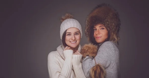 Mulheres positivas em chapéus de inverno . — Fotografia de Stock