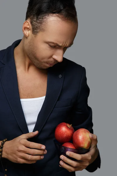 Człowiek w niebieskim kolorze oglądania na jabłka — Zdjęcie stockowe
