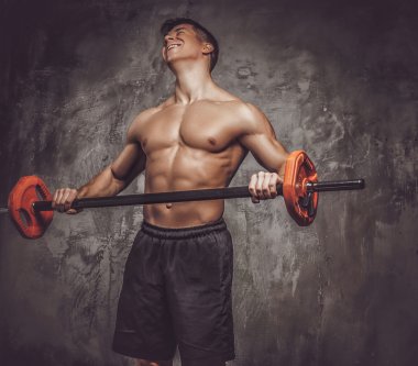  Adam halterle egzersiz yapıyor..