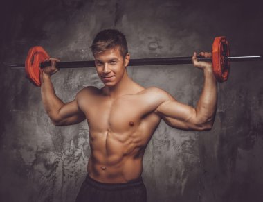 Adam halterle egzersiz yapıyor..