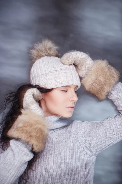 Retrato de mulher morena no chapéu de inverno . — Fotografia de Stock