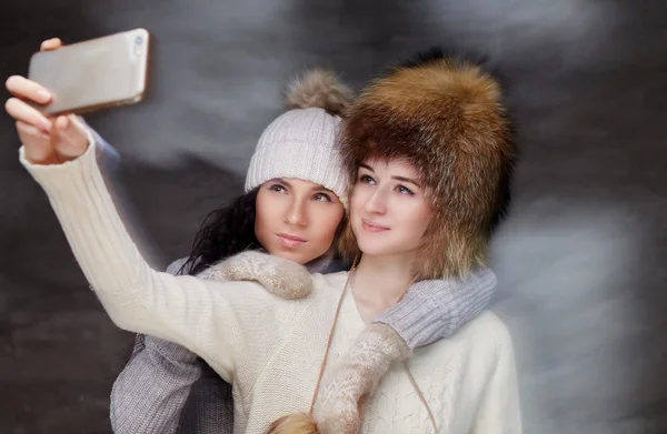 Två kvinnor med smartphone. — Stockfoto