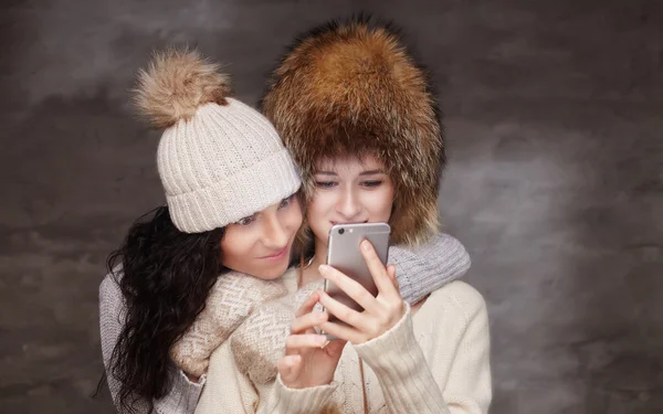 Dos mujeres con smartphone . — Foto de Stock