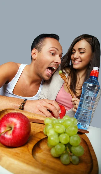 Mujer y hombre comiendo . —  Fotos de Stock