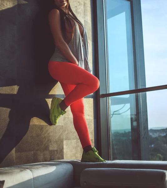 Mujer en pantalones deportivos rojos . —  Fotos de Stock