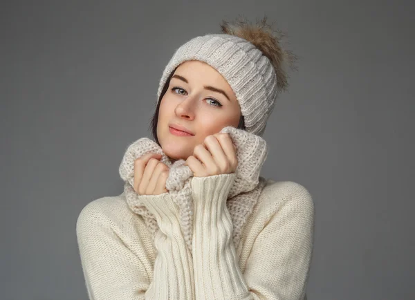 Mujer en suéter blanco y sombrero de invierno . — Foto de Stock