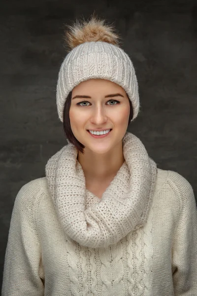 Mujer en suéter blanco y sombrero de invierno . — Foto de Stock