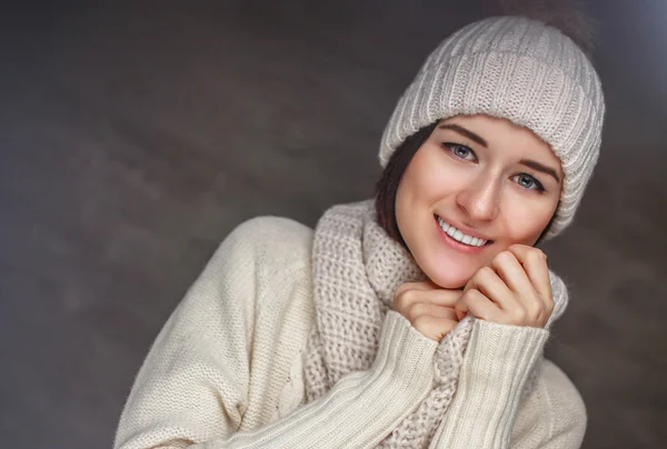 Žena v bílém svetru a zimní čepice. — Stock fotografie