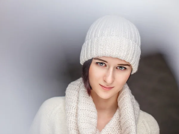 Vrouw in witte trui en winter hoed. — Stockfoto