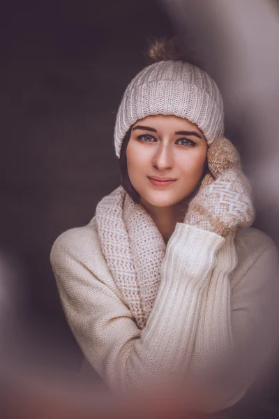 Žena v bílém svetru a zimní čepice. — Stock fotografie