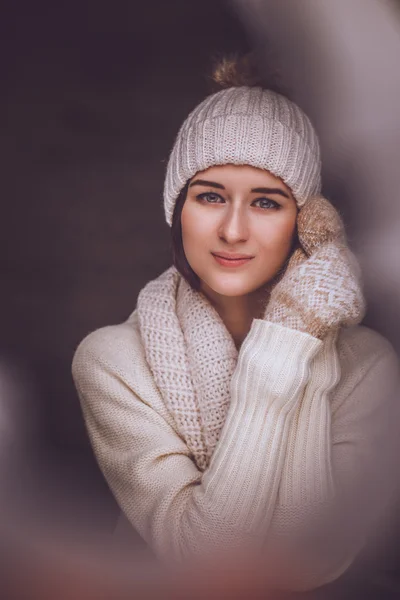 Frau in weißem Pullover und Wintermütze. — Stockfoto