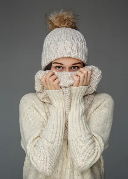 Vrouw in witte trui en winter hoed. — Stockfoto