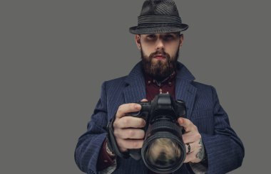 Sakallı adam tutar büyük dslr fotoğraf makinesi.