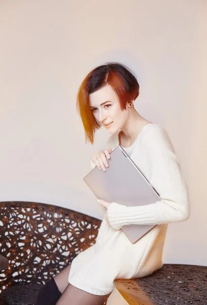 Vrouw houdt laptop. — Stockfoto