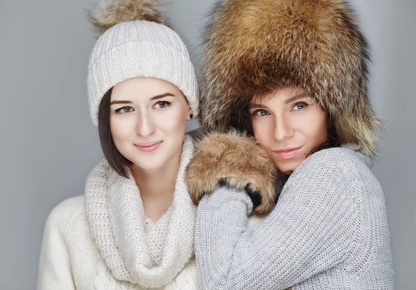 Meninas em chapéus de pele de inverno . — Fotografia de Stock