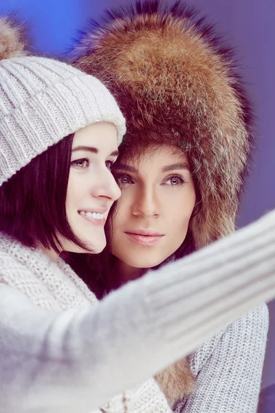 Meninas em chapéus de pele de inverno . — Fotografia de Stock